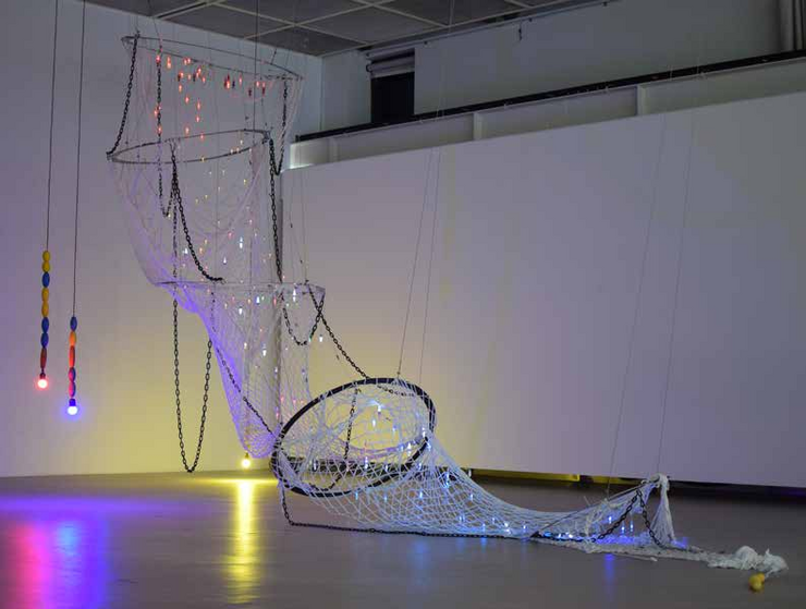 김이화, The Buoyant Net, 카본 스틸, 어망, 플라스틱사슬, 집어등, 기증받은 부표, 2025.png
