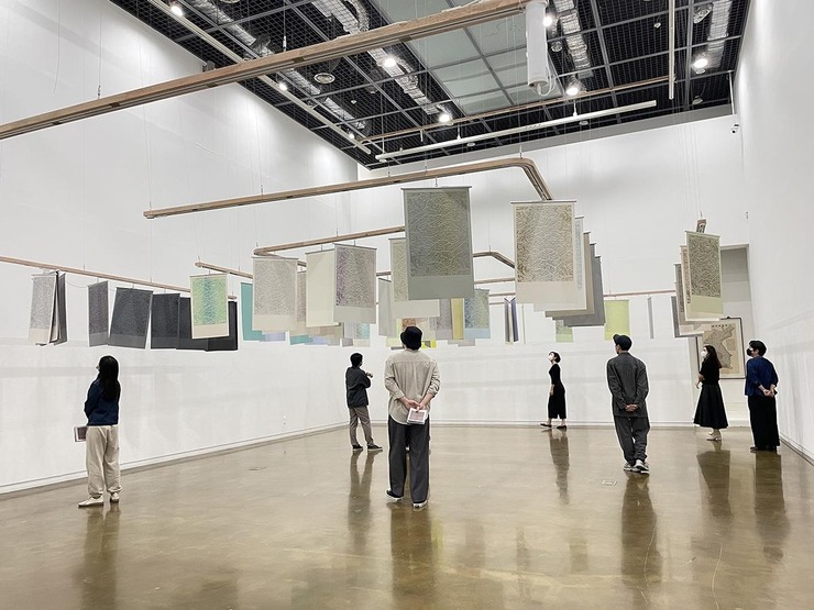정재연, K-93, 판화 약 90점, 전동레일, 모터, 목재, 가변크기, 2022    @청주미술창작스튜디오 설치전경(조절).jpg